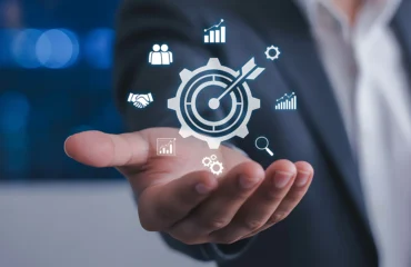 CAPA (2) Ícone central de “alvo/engrenagem”, indicando gestão de performance e melhoria contínua, típico da QP (validação de desempenho, metas, indicadores e controle).