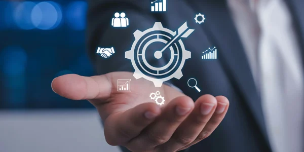 Ícone central de “alvo/engrenagem”, indicando gestão de performance e melhoria contínua, típico da QP (validação de desempenho, metas, indicadores e controle).