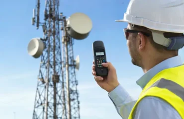 imagem 2 Profissional realizando medição de campo próximo a antenas e enlaces de telecomunicações. A cena representa avaliação de exposição a radiofrequência, típica de inspeções em áreas com emissores de RF e micro-ondas.
