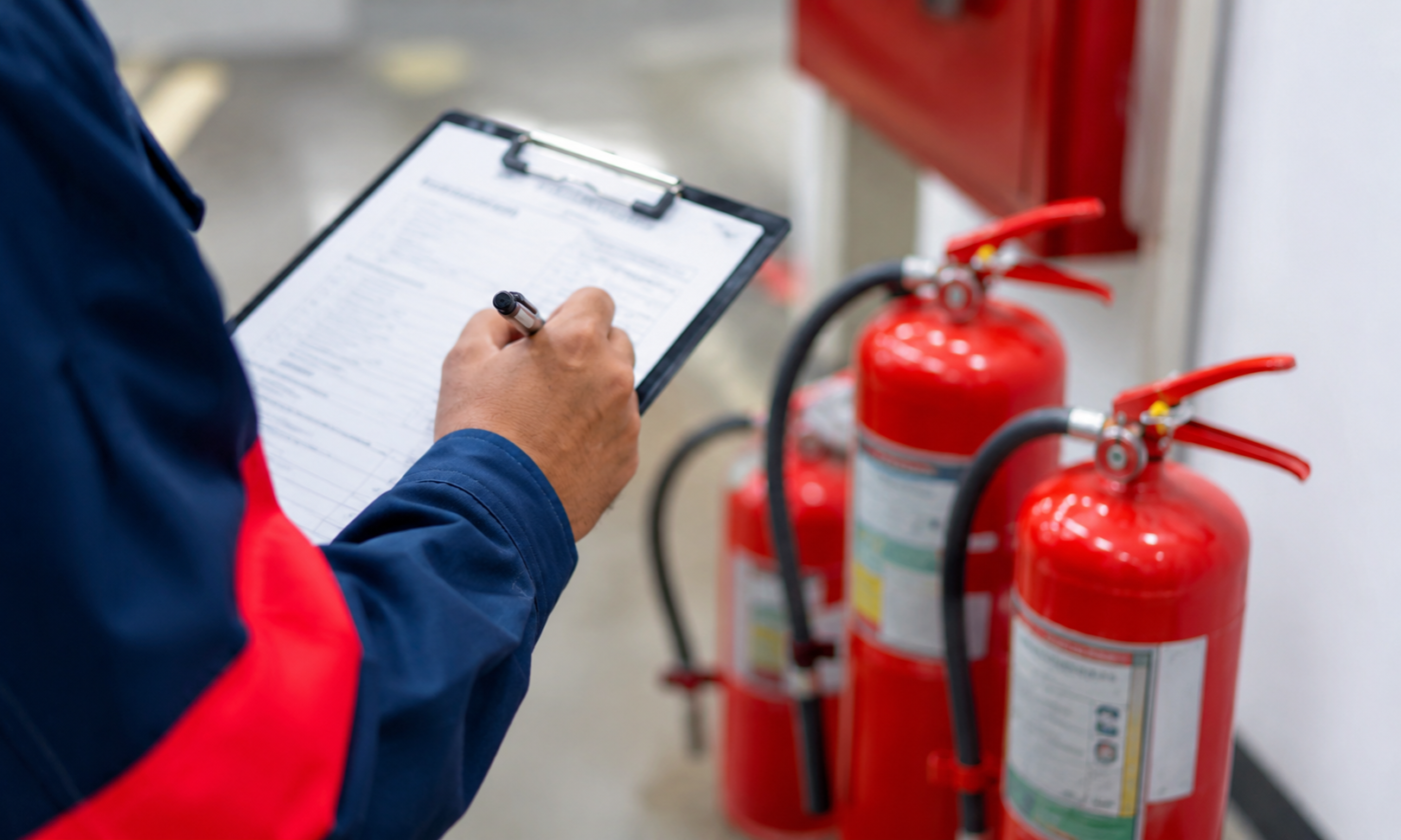 A vistoria técnica para emissão do AVCB avalia os sistemas de prevenção e combate a incêndio, verificando se a edificação atende às exigências do Corpo de Bombeiros. O laudo técnico identifica não conformidades, orienta as adequações necessárias e contribui para a obtenção ou renovação do Auto de Vistoria do Corpo de Bombeiros.