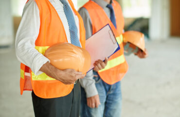 2 La presencia de portapapeles y cascos demuestra el control de documentos y la planificación operativa. Representa la trazabilidad técnica requerida en las auditorías, donde la capacitación debe vincularse con los procedimientos, los registros y la validación práctica en un entorno real.