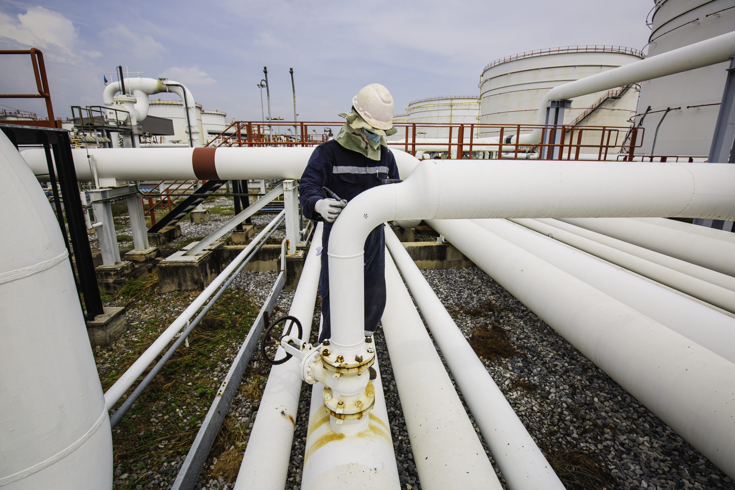 Procedimento de inspeção técnica por ultrassom em tubulação de processo, aplicado em sistemas industriais de transporte de fluidos.