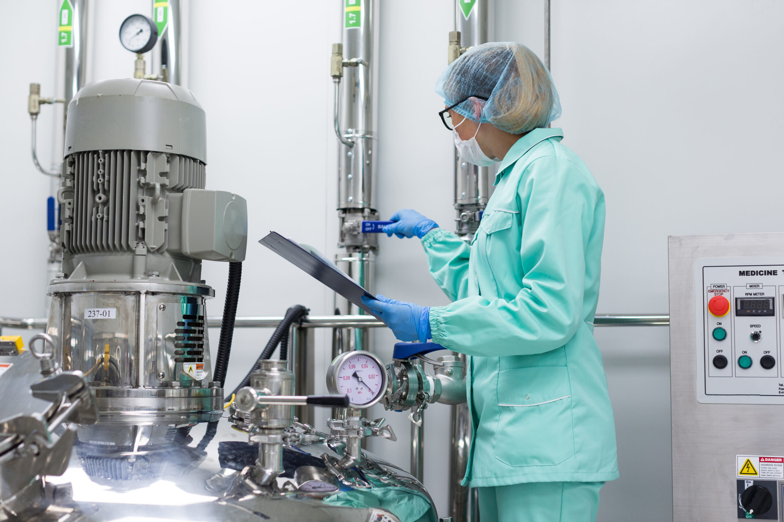 Profissional Legalmente Habilitado Realizando Inspeção de válvulas de segurança e calibração de manômetros.