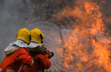 DESTAQUE Master Underwriting Industrial : Combate direto a incêndio em cenário de alta carga térmica, com aplicação controlada de jato sólido para resfriamento e supressão imediata da frente de chama.