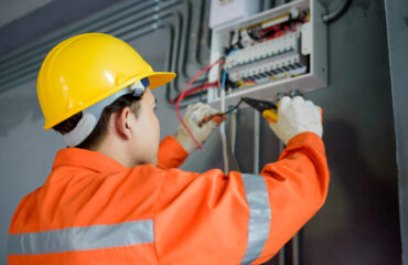 Execução de intervenção elétrica em quadro de distribuição, destacando a necessidade de domínio técnico e prática supervisionada para atuação segura em sistemas energizados. Execução de intervenção elétrica em quadro de distribuição, destacando a necessidade de domínio técnico e prática supervisionada para atuação segura em sistemas energizados.