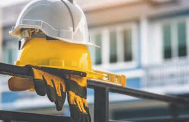 Equipamentos de proteção individual posicionados no ambiente de trabalho, representando a importância do uso correto e da prática real para garantir segurança operacional. Equipamentos de proteção individual posicionados no ambiente de trabalho, representando a importância do uso correto e da prática real para garantir segurança operacional.