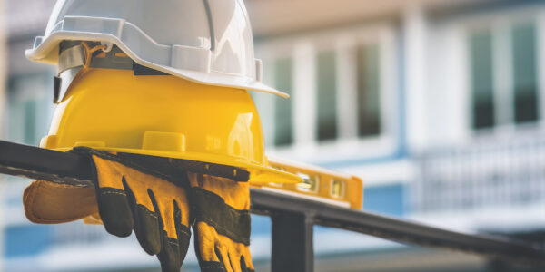 Equipamentos de proteção individual posicionados no ambiente de trabalho, representando a importância do uso correto e da prática real para garantir segurança operacional. Equipamentos de proteção individual posicionados no ambiente de trabalho, representando a importância do uso correto e da prática real para garantir segurança operacional.