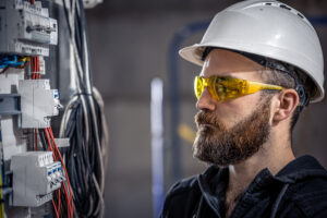 NR - 10 não é certificado, é competência: sem prática, o risco elétrico continua ativo mesmo com papel assinado.