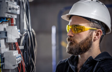 NR – 10 não é certificado, é competência: sem prática, o risco elétrico continua ativo mesmo com papel assinado. NR - 10 não é certificado, é competência: sem prática, o risco elétrico continua ativo mesmo com papel assinado.