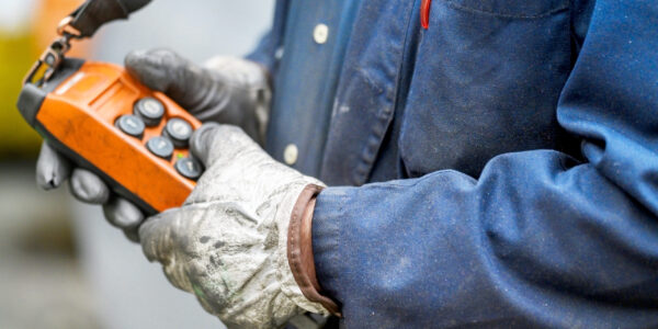 Controle remoto não elimina o risco se não houver proteção, treinamento e validação técnica no processo.