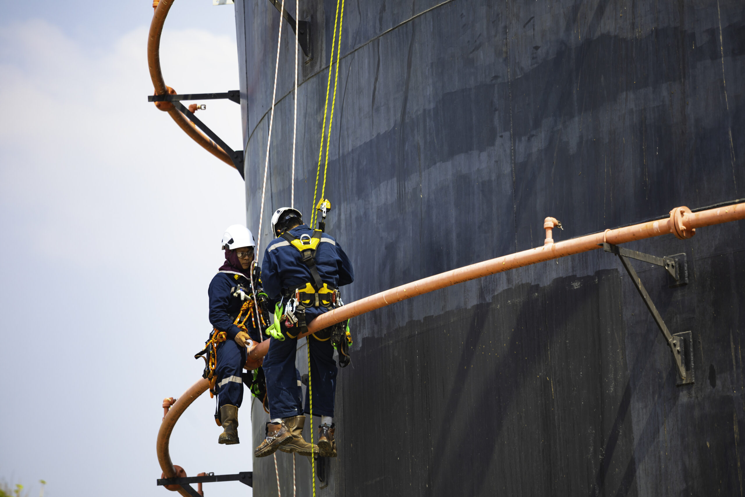 Inspeção detalhada com uso de equipamentos específicos, reforçando a importância da rastreabilidade e da avaliação técnica precisa dos sistemas de ancoragem.