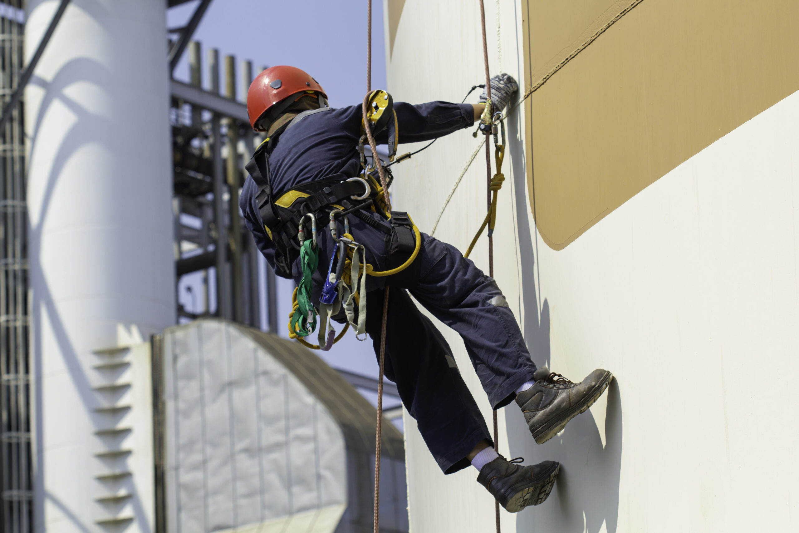 Execução de manutenção e ajuste em ponto de ancoragem, demonstrando domínio técnico, controle de risco e aplicação correta de procedimentos em trabalho em altura.