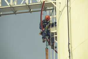 Execução de inspeção técnica em linha de vida com acesso por corda, destacando controle de ancoragem, posicionamento seguro e análise de integridade estrutural.