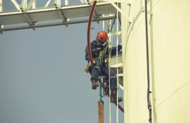 Execução de inspeção técnica em linha de vida com acesso por corda, destacando controle de ancoragem, posicionamento seguro e análise de integridade estrutural. Execução de inspeção técnica em linha de vida com acesso por corda, destacando controle de ancoragem, posicionamento seguro e análise de integridade estrutural.