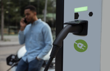 Carregamento em uso no ambiente urbano, mas sem garantia de que a instalação elétrica suporta a carga contínua exigida com segurança. Carregamento em uso no ambiente urbano, mas sem garantia de que a instalação elétrica suporta a carga contínua exigida com segurança.