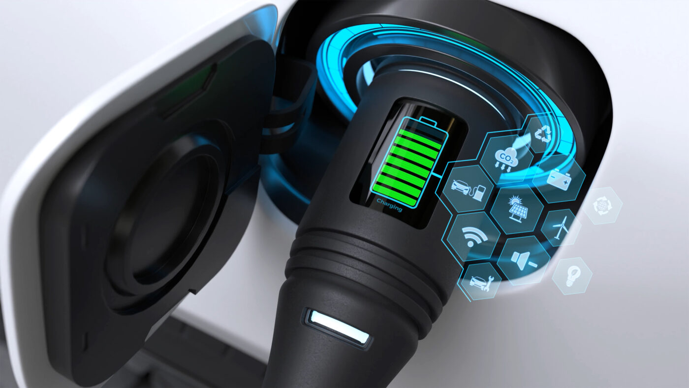 O crescimento da mobilidade elétrica aumentou diretamente a demanda por sistemas BESS e infraestrutura de carregamento inteligente. Consequentemente, os riscos associados a sobrecarga, curto circuito, arco elétrico e propagação térmica passaram a exigir procedimentos técnicos específicos de emergência e combate a incêndio em baterias de íon lítio.