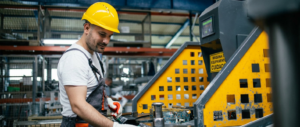 Operação de máquina com proteção física instalada, evidenciando a importância do controle de risco e da conformidade com a NR 12 para prevenir acidentes.