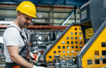 Operação de máquina com proteção física instalada, evidenciando a importância do controle de risco e da conformidade com a NR 12 para prevenir acidentes. Operação de máquina com proteção física instalada, evidenciando a importância do controle de risco e da conformidade com a NR 12 para prevenir acidentes.