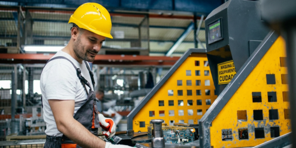 Operação de máquina com proteção física instalada, evidenciando a importância do controle de risco e da conformidade com a NR 12 para prevenir acidentes.