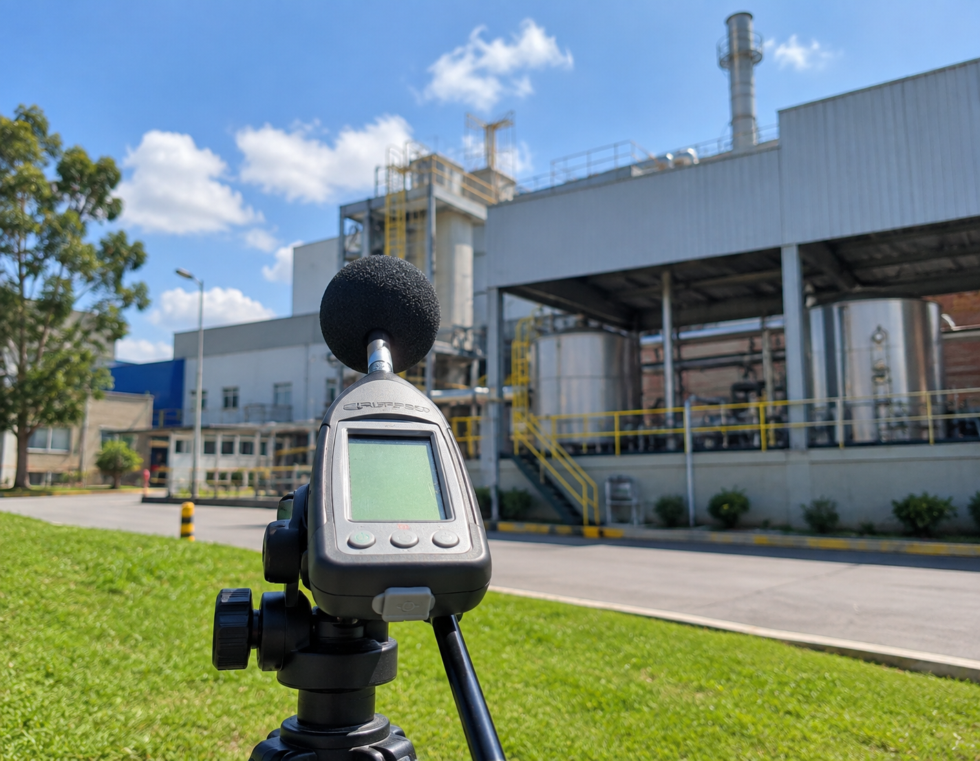 Medição de ruído ambiental em área industrial para avaliação dos níveis de pressão sonora e elaboração do Laudo de Ruído Externo.