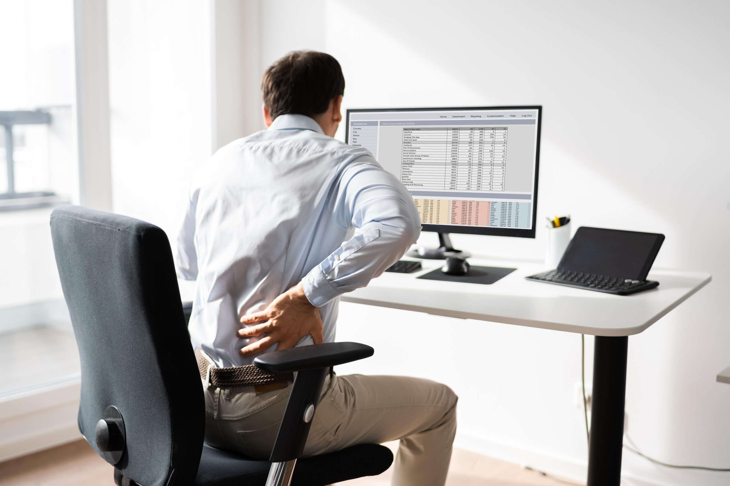 Postura inadequada durante o trabalho em computador pode provocar desconforto lombar, fadiga muscular e aumento do risco de doenças ocupacionais.