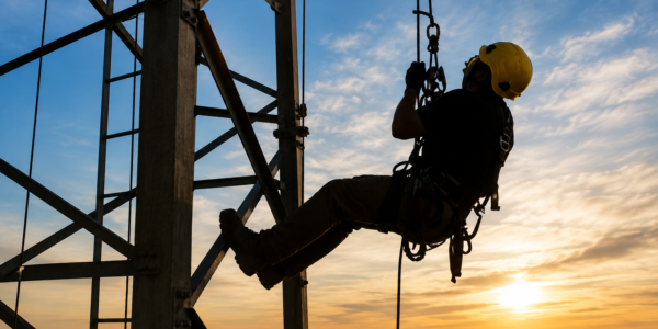 Treinamento Presencial em Trabalho em Altura A Portaria MTE nº 1.259/2026 reforçou a importância da capacitação presencial na NR-35. O treinamento prático prepara trabalhadores para executar atividades em altura com segurança, técnica e conformidade legal.