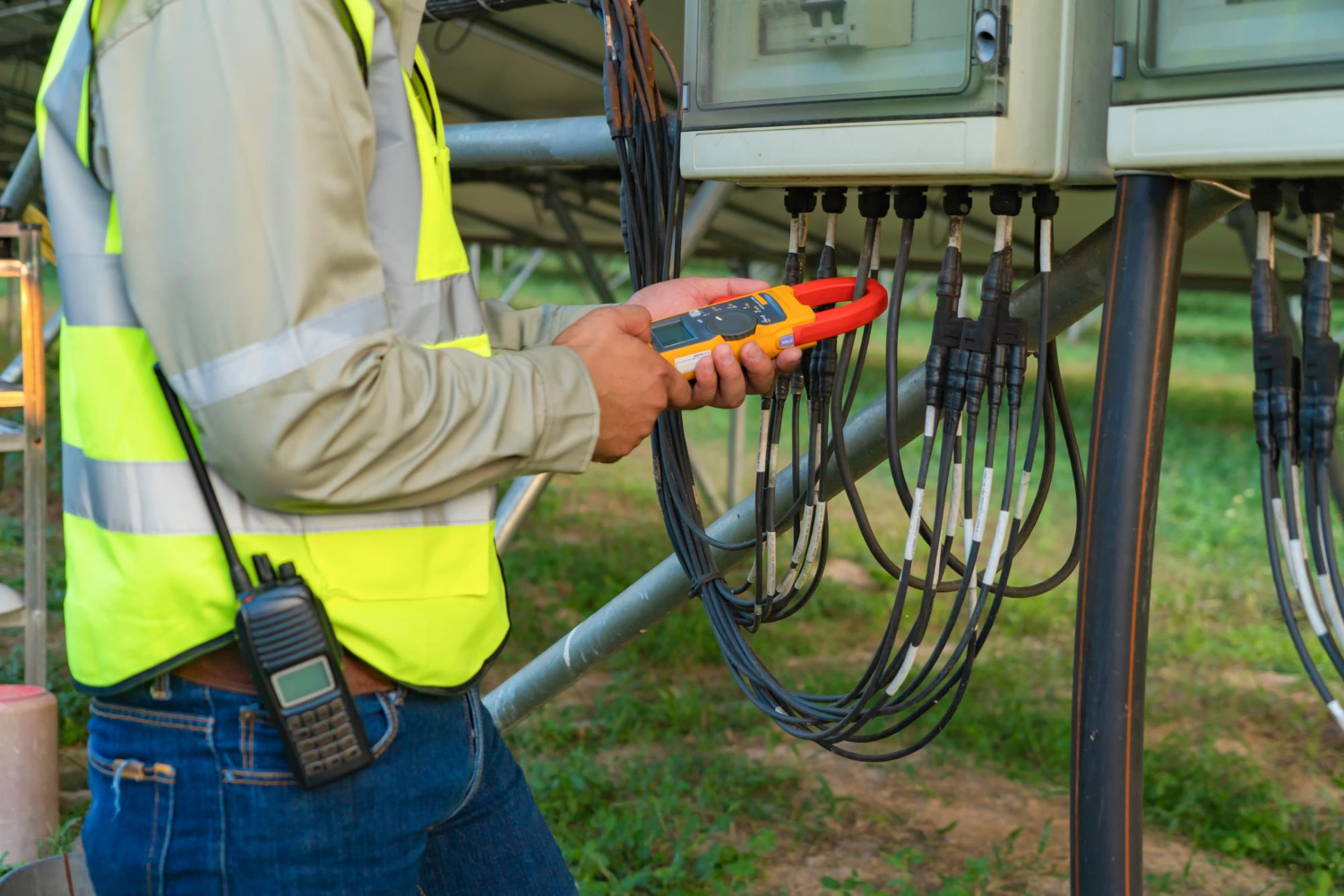 Interpretar os sinais gerados pela corrente alternada ao interagir com a superfície do material, permitindo distinguir defeitos reais de falsos alarmes.