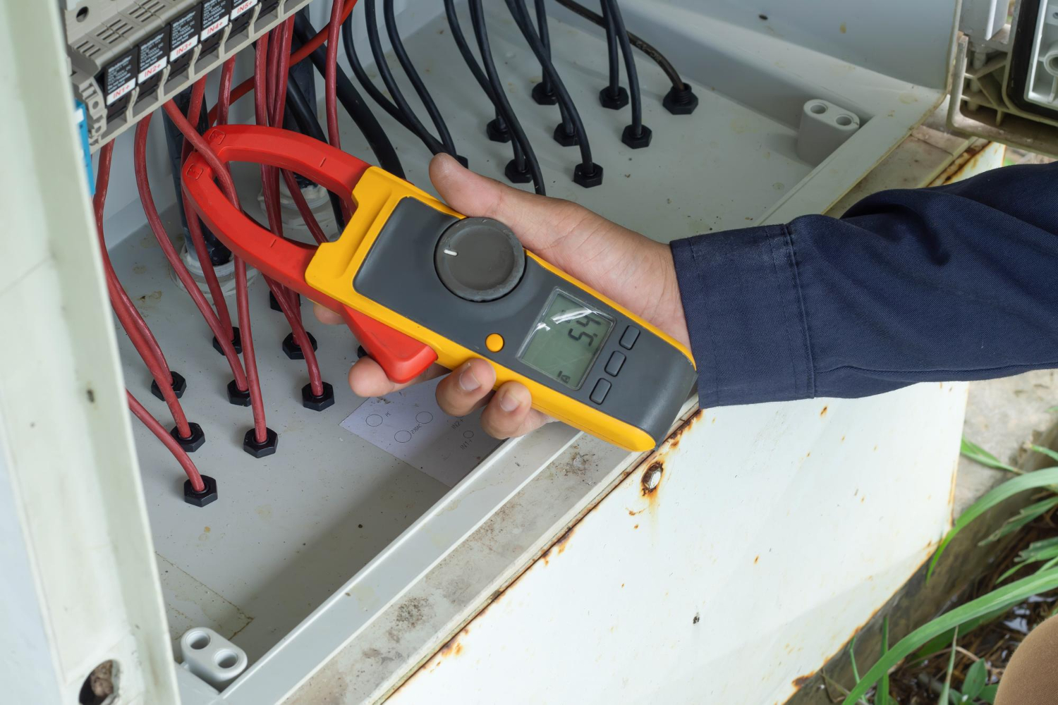O curso de Inspeção ACFM N1 abrange os fundamentos teóricos e práticos da técnica de Corrente Alternada de Campo Magnético, com objetivo de capacitar participantes na identificação de trincas e falhas em estruturas metálicas.