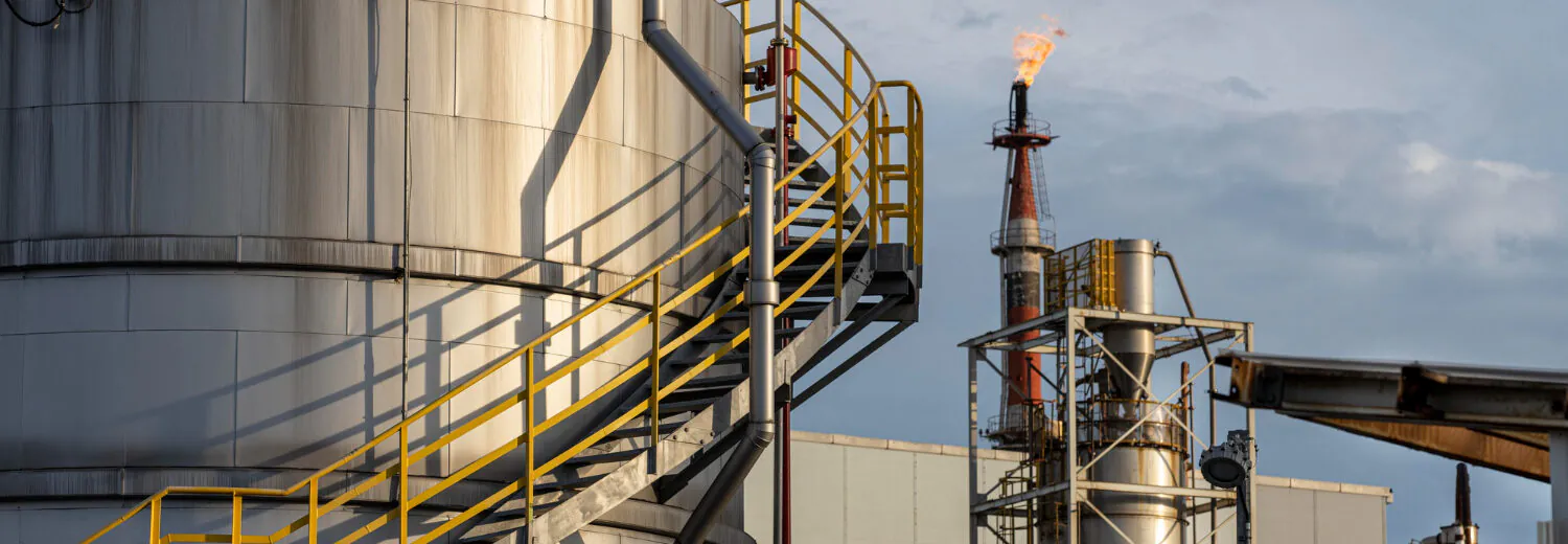 Tanques e flare em operação: instalações críticas exigem controle rigoroso de vapores, distanciamento seguro e sistemas de alívio para líquidos inflamáveis.