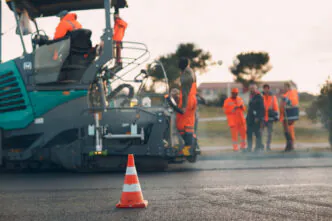 Barreira visual com cone e equipe uniformizada garantem segurança operacional em zona de demarcação. A sinalização temporária adequada reduz drasticamente o risco de colisões e atropelamentos.