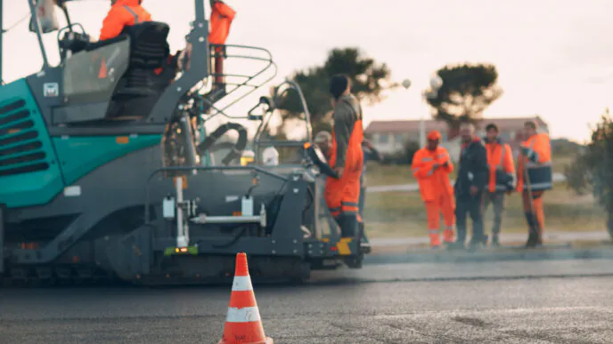 Barreira visual com cone e equipe uniformizada garantem segurança operacional em zona de demarcação. A sinalização temporária adequada reduz drasticamente o risco de colisões e atropelamentos.