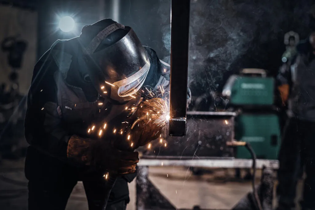 Execução controlada do processo de solda por projeção com equipamento automatizado em estrutura metálica. Dessa forma, a concentração de calor nas saliências permite união precisa e mínima distorção térmica. - Curso Solda por Projeção.