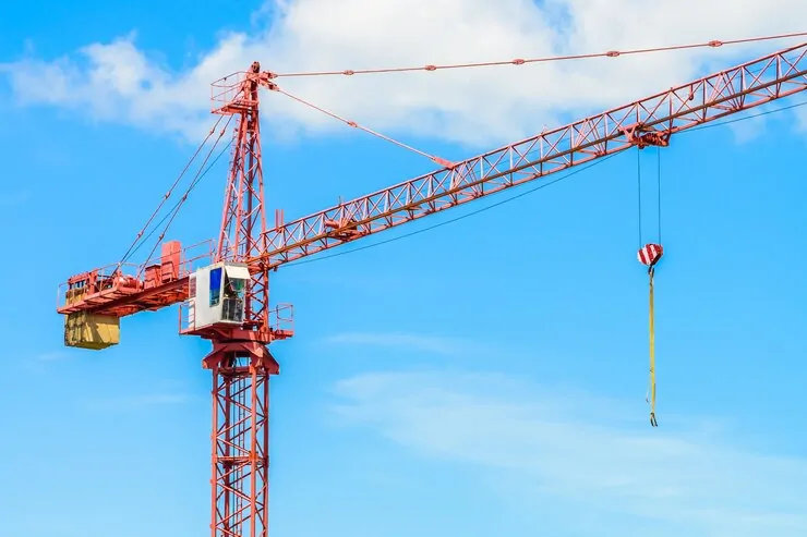 Imagem panorâmica de grua na construção civil - Laudo de Aterramento Grua e Container