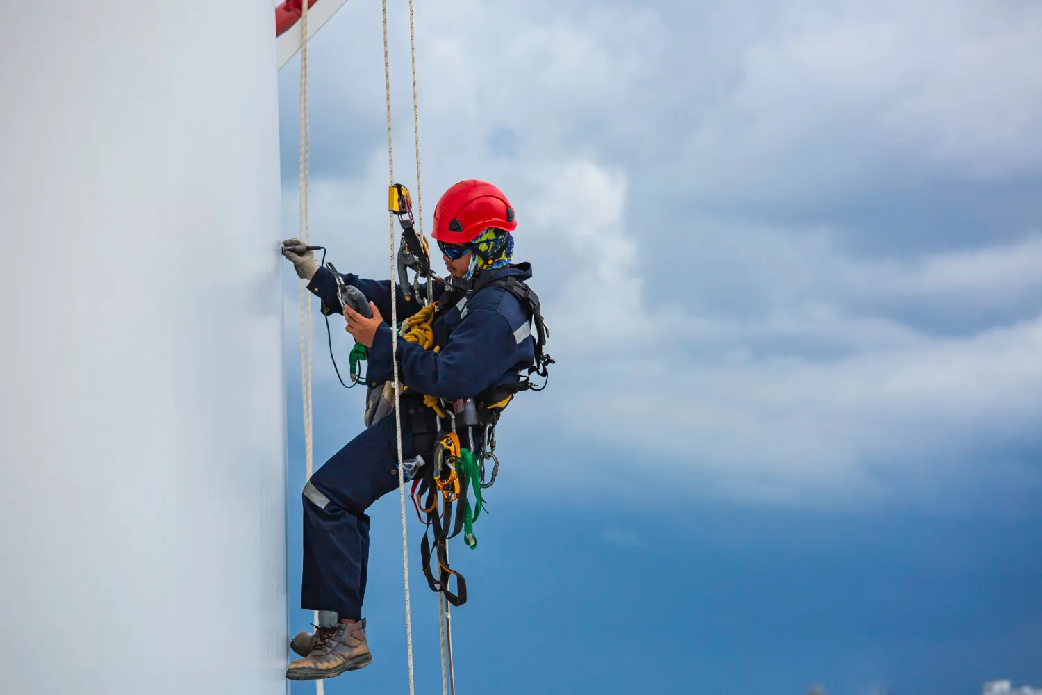 Colaborador realizando trabalho em altura após APR concluída - APR (Análise Preliminar de Riscos)