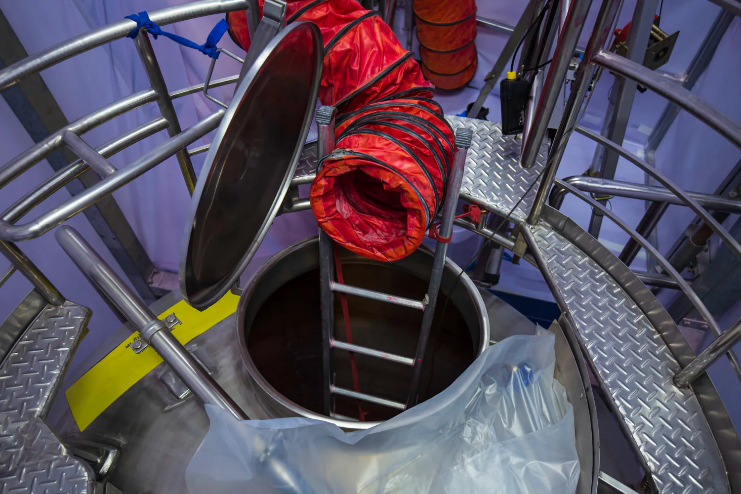 Sistema de ventilação mecânica instalado antes da entrada em espaço confinado vertical. A norma NFPA 350 reforça a importância da renovação contínua do ar para manter o ambiente em condições respiráveis.