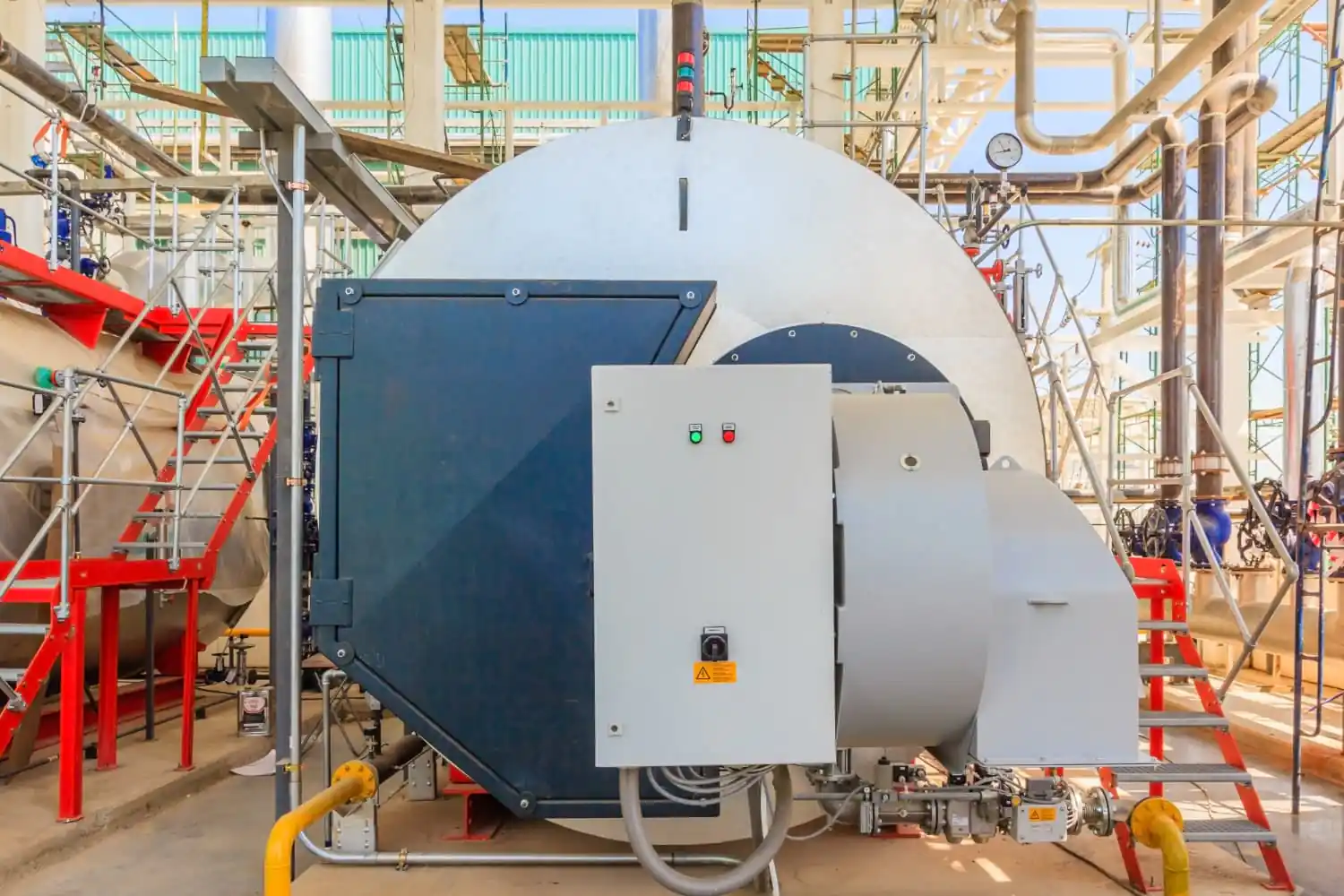 Boiler industrial em ambiente pressurizado: a emissão do laudo técnico com ensaios específicos e ART registrada assegura que o equipamento está apto para operação segura dentro dos limites normativos.