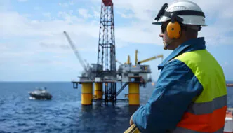 Profissional supervisiona operações em plataforma semi-submersível, com foco em segurança, comunicação e conformidade de procedimentos críticos.
