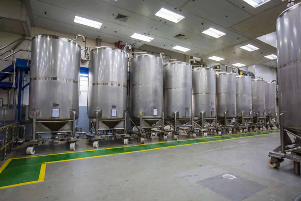 Tanques verticais de aço inoxidável com medidor de pressão. - Projeto e Construção de Tanques Armazenamento Soldados – API 620