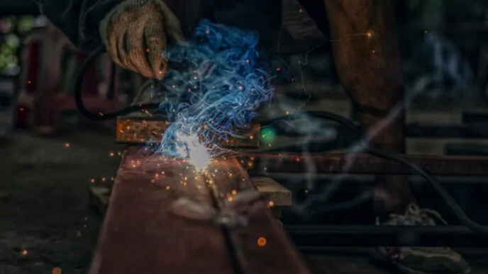 Esta Norma contém os requisitos para fabricar e montar estruturas de aço soldadas. Ao atender a esses requisitos, este código adota uma abordagem abrangente ao delinear conexões e soldas específicas, como sulcos, filetes e soldas de encaixe e ranhura, e também aborda inúmeras outras considerações, como parâmetros de projeto de tensão de fadiga e soldagem pré-qualificada especificações de procedimento (welding procedure specification – WPS).