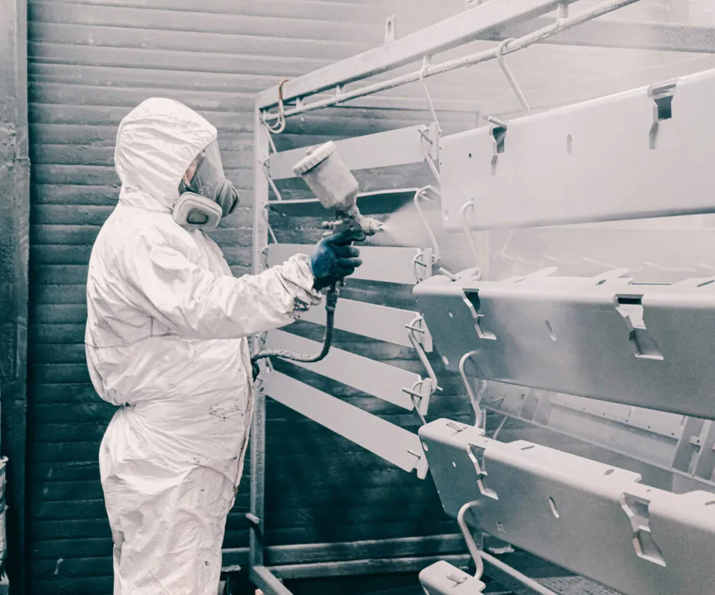 Processo de pintura eletrostática com tinta em pó. Presença de neblina evidencia necessidade de análise da eficiência dos filtros e do sistema de exaustão. EPI em uso adequado. Cabine atende parcialmente aos requisitos de contenção de particulados. - Laudo Cabine Pintura.