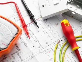 Diagrama Unifilar de Equipamentos A Elaboração do Diagrama Unifilar de Equipamentos tem o intuito de mapear o sistema elétrico do equipamento e reunir as informações desse sistema, bem como demarcar a posição de todos os componentes pertencentes ao sistema elétrico para facilitar a leitura e entendimento, poupando tempo posteriormente em determinada manutenção que se veja necessária. O que é Diagrama Unifilar de Equipamentos? Diagrama Unifilar ou Diagrama Elétrico pode ser definido como um esquema técnico demonstrativo, onde está mapeado o sistema elétrico do equipamento, além de todas as informações relevantes deste sistema. O diagrama apresenta os dispositivos e trajeto dos condutores rigidamente em suas posições físicas apesar de ser em uma representação bidimensional.