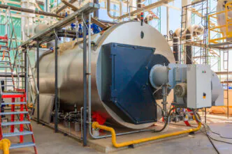 Caldeira flamotubular com estrutura acessível para inspeções, testes e manutenção preventiva. Ambiente apropriado para aplicação de ensaios não destrutivos e práticas de parada segura exigidas na capacitação conforme NR 13.