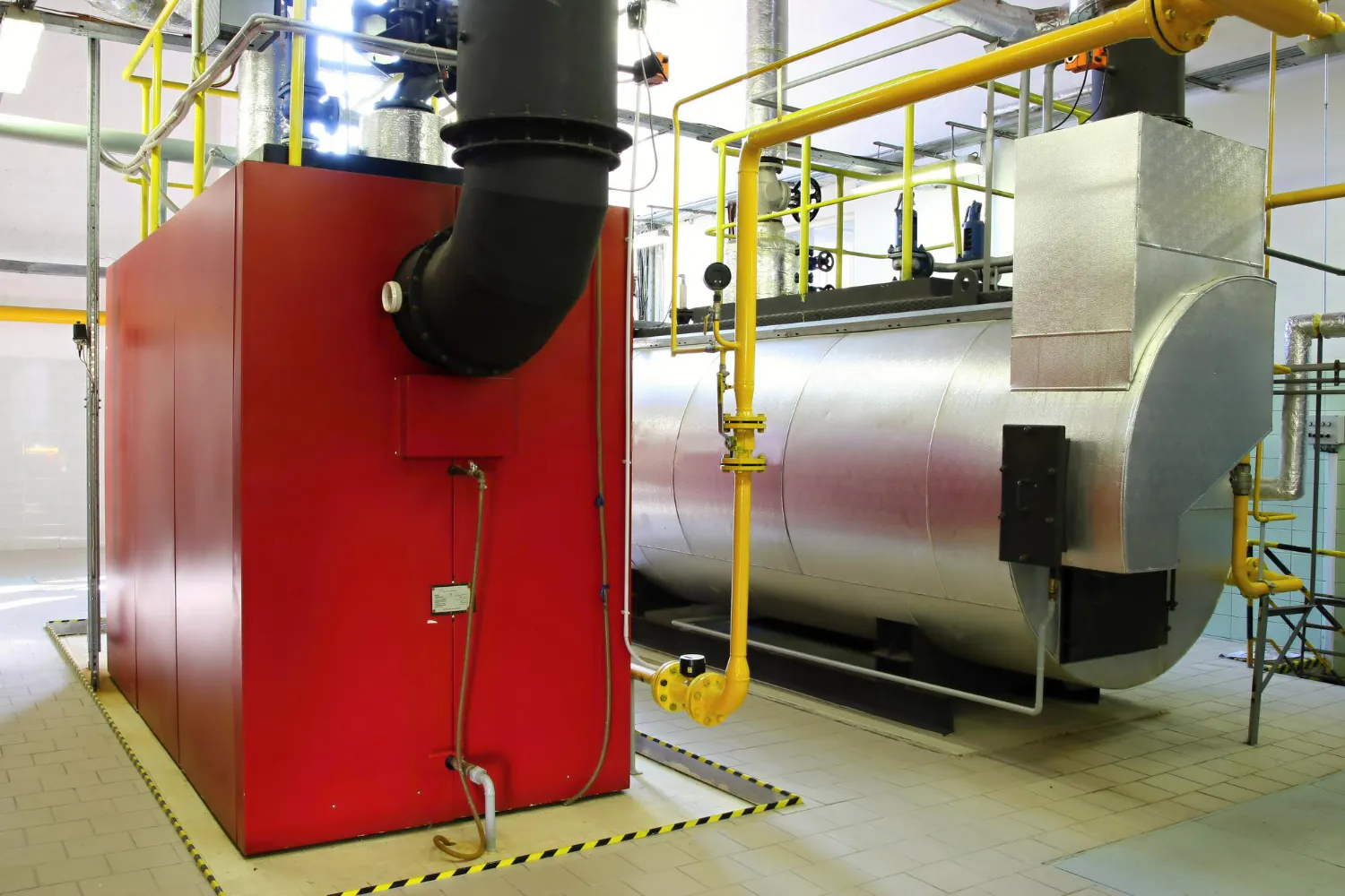 Sistema térmico pressurizado com caldeira horizontal tipo flamotubular. Destaque para a linha de alimentação a gás e isolamento térmico.