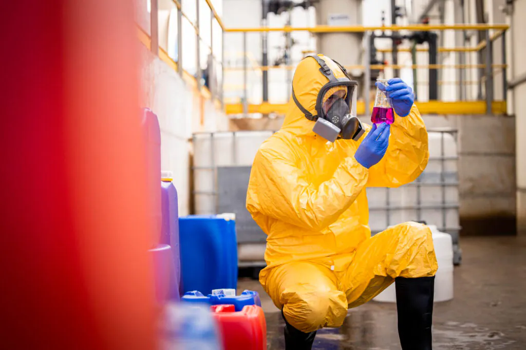 Inspeção e identificação de agente químico desconhecido em área industrial após vazamento – etapa crítica da resposta em campo. - Curso Atendimento a Emergências Químicas.