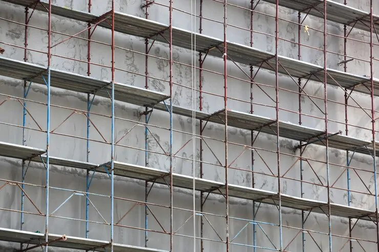 Estrutura de andaime na lateral de um prédio - Laudo Estrutural de Andaime Conforme NR-18