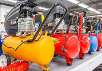 - Linha de compressores de ar portáteis expostos em loja