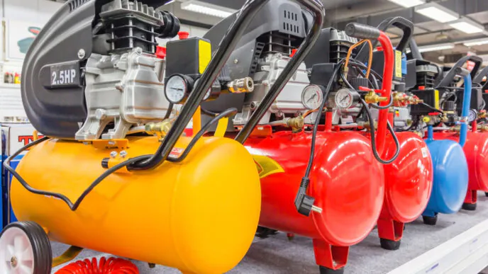 - Linha de compressores de ar portáteis expostos em loja