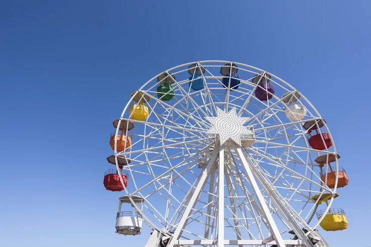 Visão de uma roda-gigante em sua totalidade - Laudo de Brinquedo de Atração por Elevação