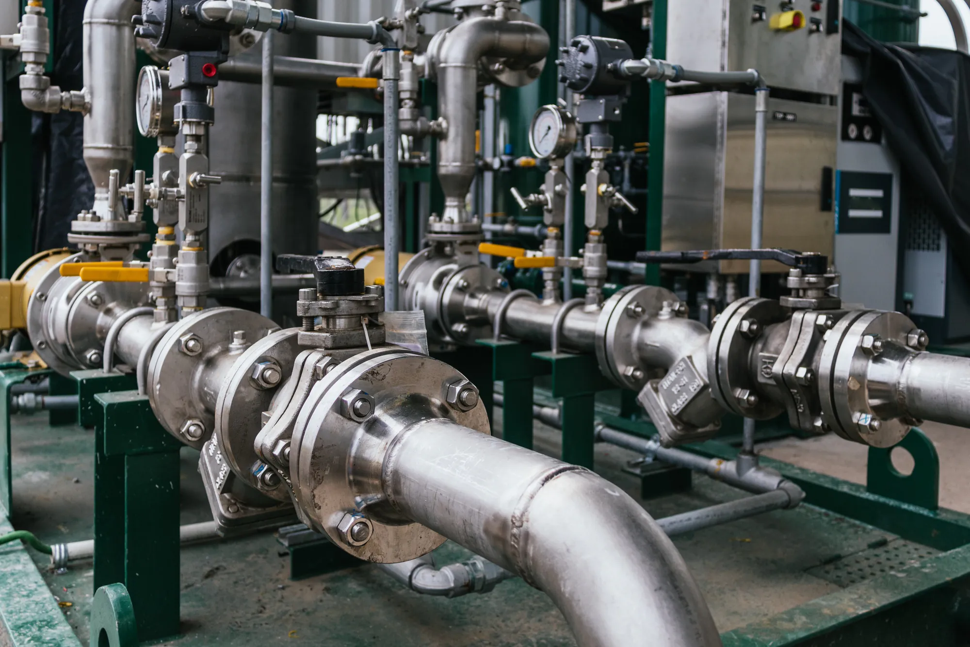 Sistema de tubulação industrial em aço inox com válvulas de esfera - Curso Elaboração do Laudo para Tubulações de Gases Industriais