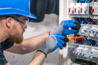 Manutenção segura começa com a seleção correta de ferramentas isoladas e a adoção de práticas recomendadas pela NFPA 70E para controle do risco de arco elétrico. - Curso NFPA 70E.